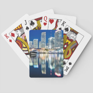 Baraja De Cartas Vista del horizonte con la reflexión en el agua,