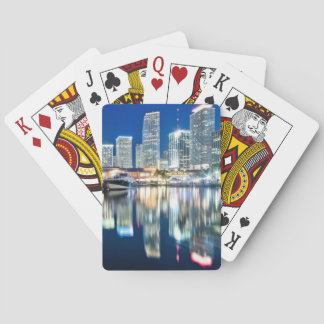 Baraja De Cartas Vista del horizonte con la reflexión en el agua,