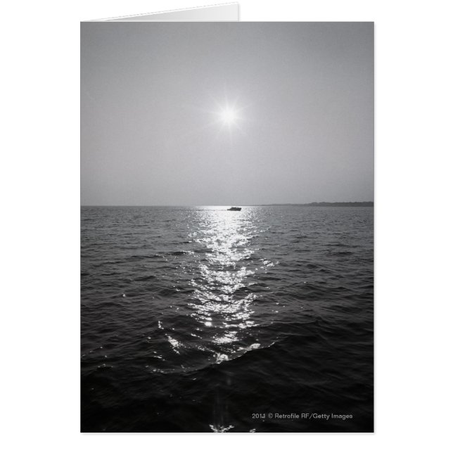 Barco a distancia en el océano (Frente)