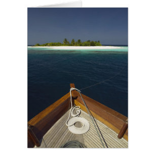 Barco con ancla que se acerca a la isla