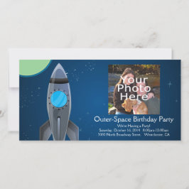 Barco de cohetes en el espacio ultraterrestre