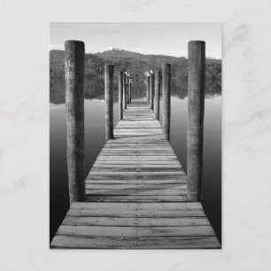 Barco de madera aterrizando en la postal Derwentwa