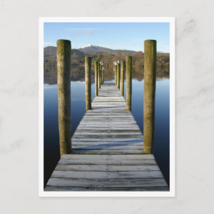 Barco de madera aterrizando en la postal Derwentwa