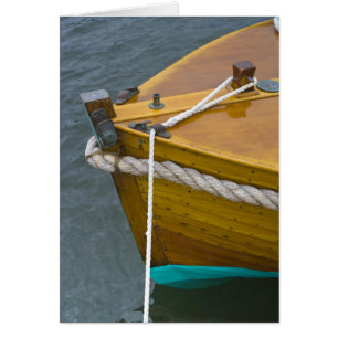 Barco De Madera En El Agua