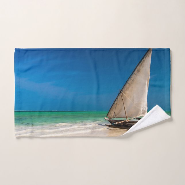 Barco de pesca tradicional en la playa (Toalla de mano)