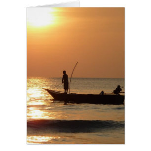 Barco de pesca y puesta de sol