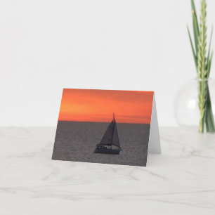 Barco de vela con tarjeta de notas sobre el mar de