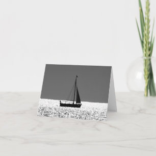 Barco de vela con tarjeta de notas sobre el mar de