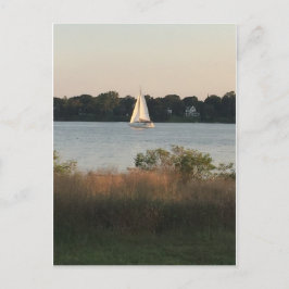 Barco de vela en la postal acuática