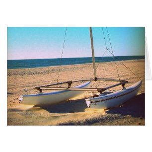 Barco de vela solitario en la playa