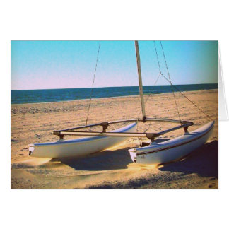Barco de vela solitario en la playa