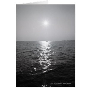 Barco distante en el océano