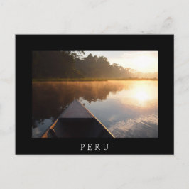 Barco en el río en la postal negra de la Amazonía