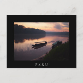 Barco en el río en la selva amazónica postal negra