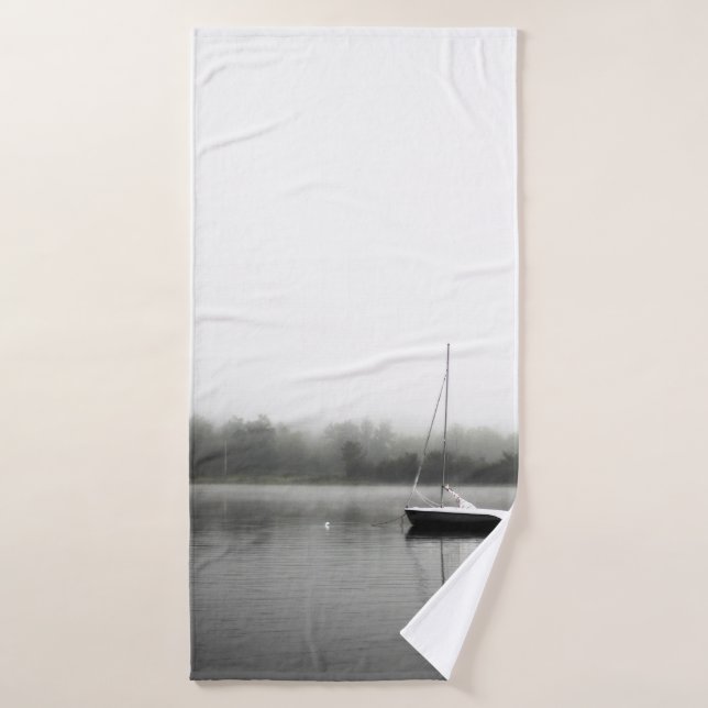 BARCO NEGRO Y BLANCO EN EL LAGO (Toalla de baño)