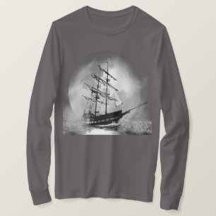 Barco pirata sale de la camiseta de la luna niebla