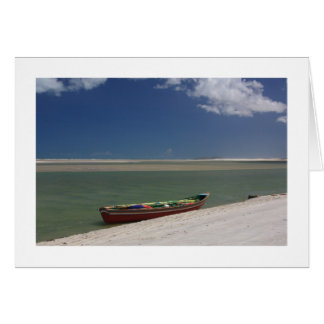 Barco rojo y tarjeta azul cielo