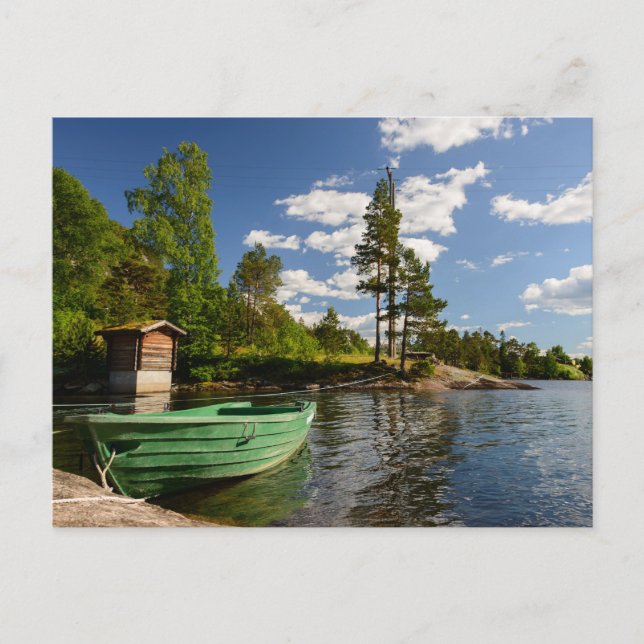 Barco verde en un fiordo en una postal de Noruega (Anverso)