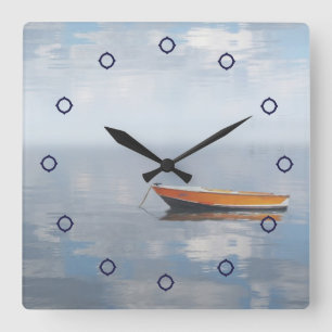 Barco y reloj de pared reflejado de la foto de la
