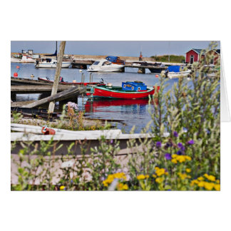 Barcos atracados en un pequeño puerto