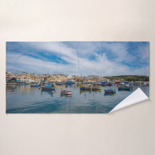 Barcos de pesca tradicionales y coloridos en el pu