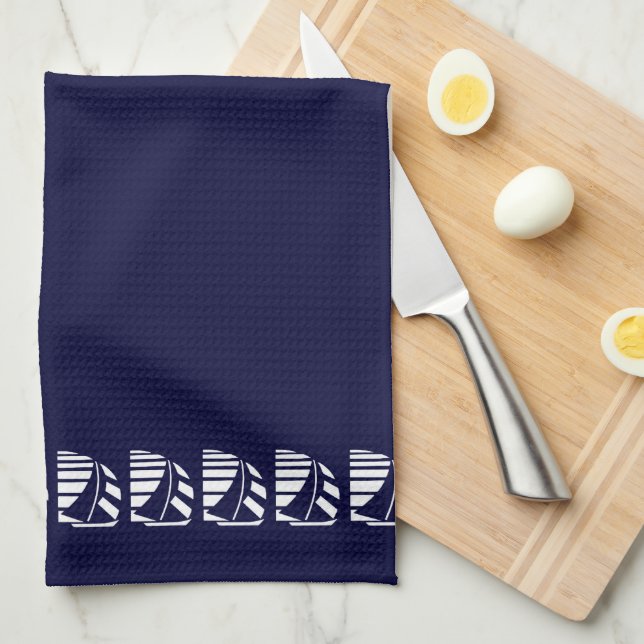 Barcos de vela blancos con toalla de cocina azul (Doblado Cuarto)