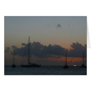 Barcos de vela en el atardecer marino tropical