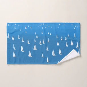 Barcos de vela en el mar azul profundo - Regatta