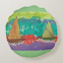 Barcos de vela en la orilla de la almohada de agua