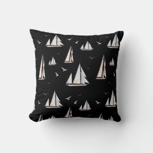 Barcos de vela y gaviotas en Cojín decorativo negr