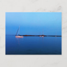 Barcos en la postal azul