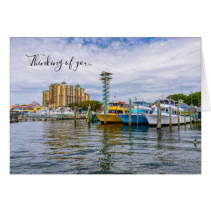 Barcos estacionados en el puerto de Florida pensan