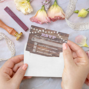 Barnwood Lights Lilac Wedding Tarjeta RSVP