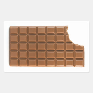 Barra de chocolate con un pegatina de mordedura qu