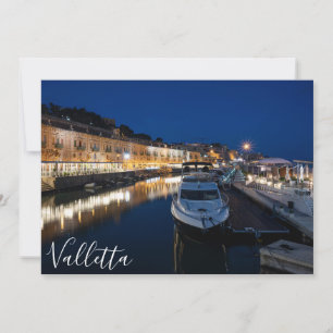 Barrio costero de La Valeta con pequeño puerto