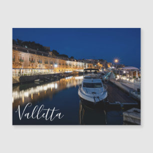 Barrio costero de La Valeta con pequeño puerto