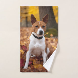 Basenji en otoño se inspira la caída de las hojas