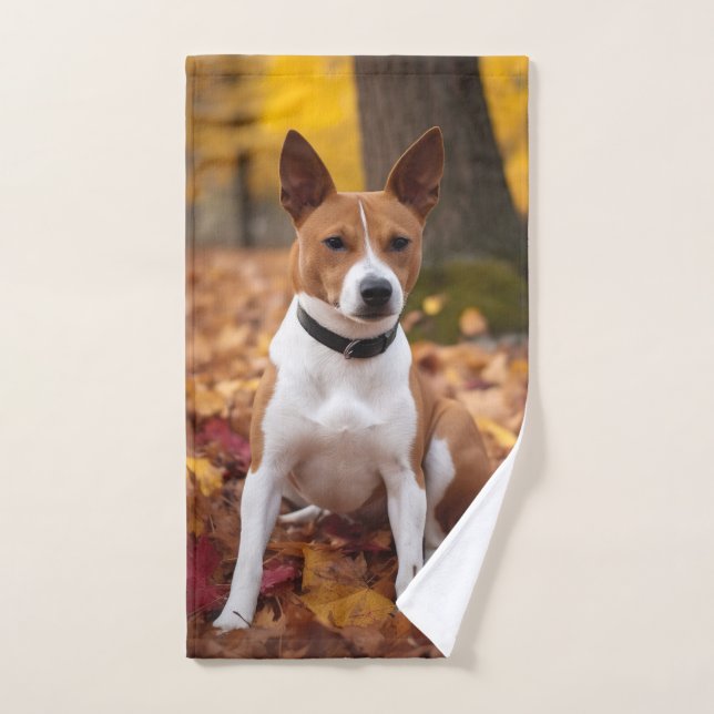 Basenji en otoño se inspira la caída de las hojas (Toalla de mano)