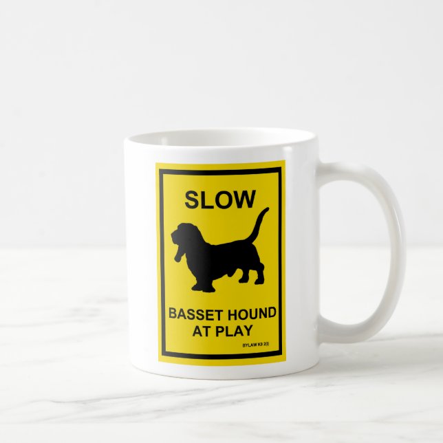 Basset Hound lento en la taza del juego (Derecha)