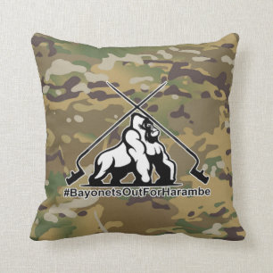 Bayonetas hacia fuera para la almohada de Harambe