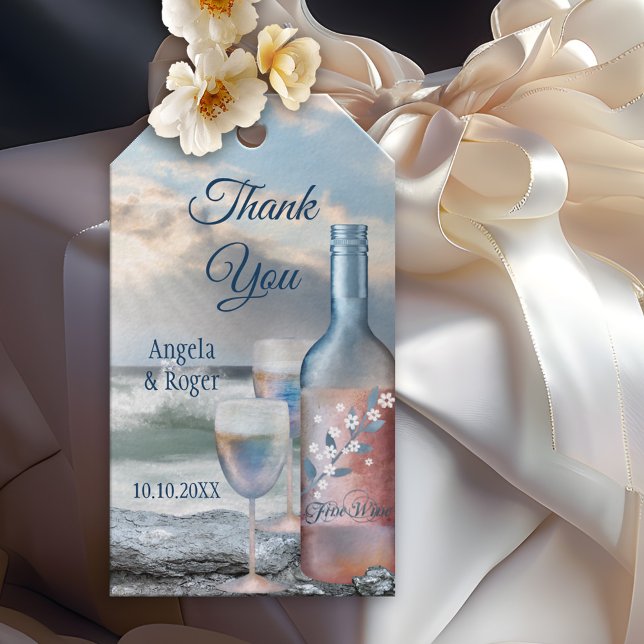 Beach and Wine Wedding Favor Gracias etiqueta de r (Wedding Thank You gift tag featuring a painting of a wine bottle with two glasses on the beach)
