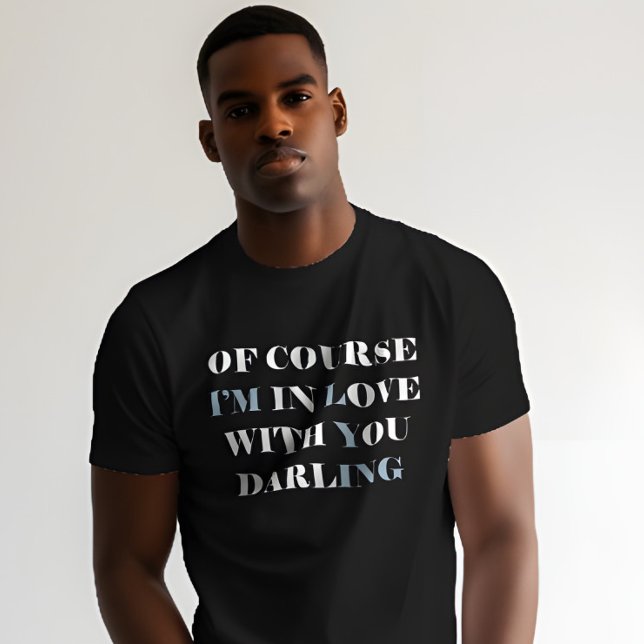 Beau Top sarcástico (Romantic quote tee – “Of course I’m in love with you” shirt for anniversaries or sweet gifts)