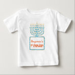 Bebé 1ra Chanukah camiseta personalizada de Menorah<br><div class="desc">Esta primera camiseta linda del bebé de Chanukah ofrece un candelabro colorido del menorah con una serie de cuadrados azules tejados. El texto anaranjado dentro del gráfico se puede personalizar parcialmente para añadir el nombre de su niño.</div>