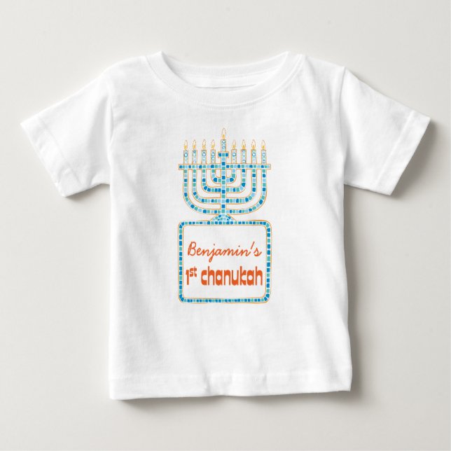 Bebé 1ra Chanukah camiseta personalizada de Menorah (Anverso)