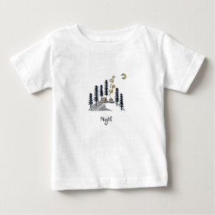Bebé Acampando En El Bosque Con Camiseta De Noche