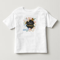 Alicia de cumpleaños chica en camiseta de niñito d