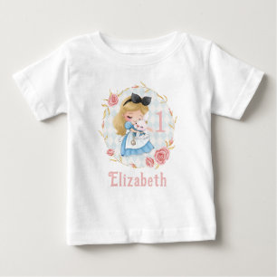 Bebé Alicia linda en la camiseta del Chica del país de
