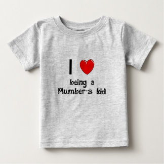 Bebé Amo el ser camiseta del niño de un fontanero