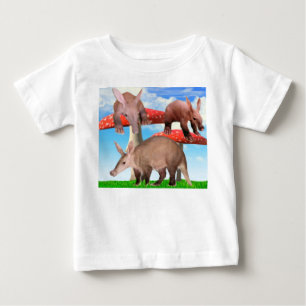 Bebé Arvarcos en la camiseta de Wonderland