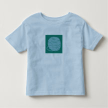 Camiseta azul claro con bola de hilo